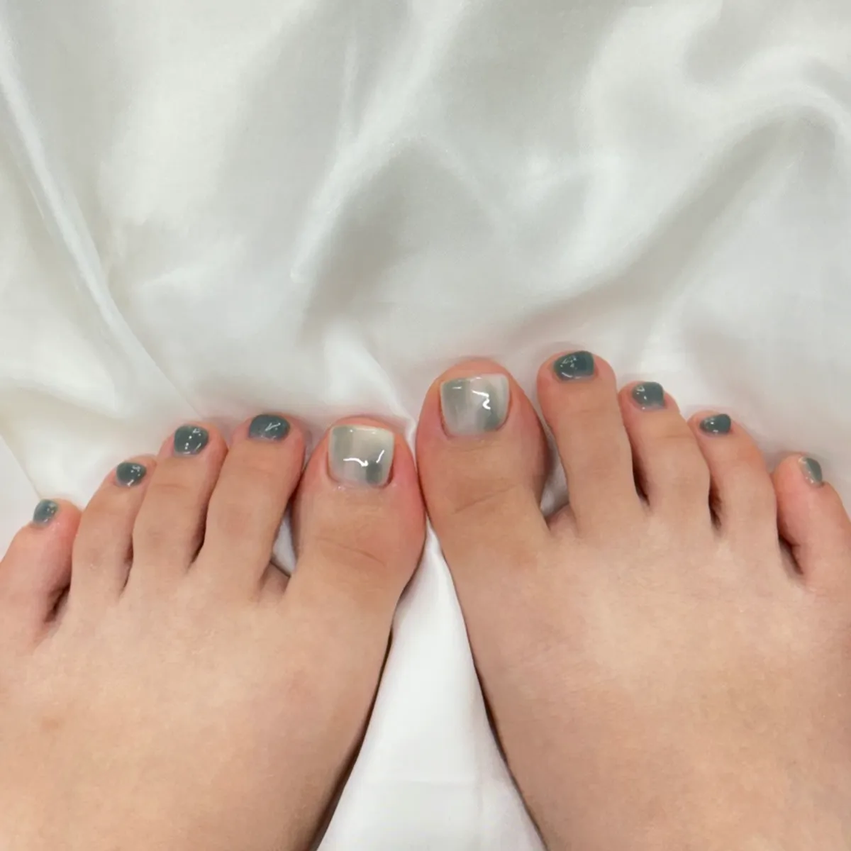 Pedicura verde-azul hecha en Byuazeu Hongdae Nail