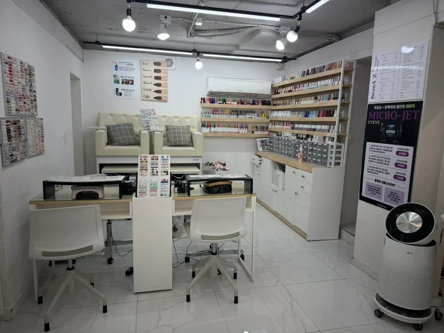 Bright, tidy interior of Byuazeu Hongdae Nail