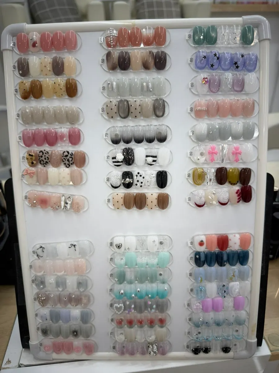 Vertical shot of the Byuazeu Hongdae Nail treatment space