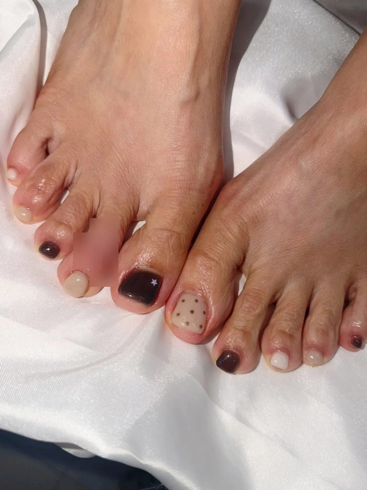 Finished autumn pedicure with color and art complete
