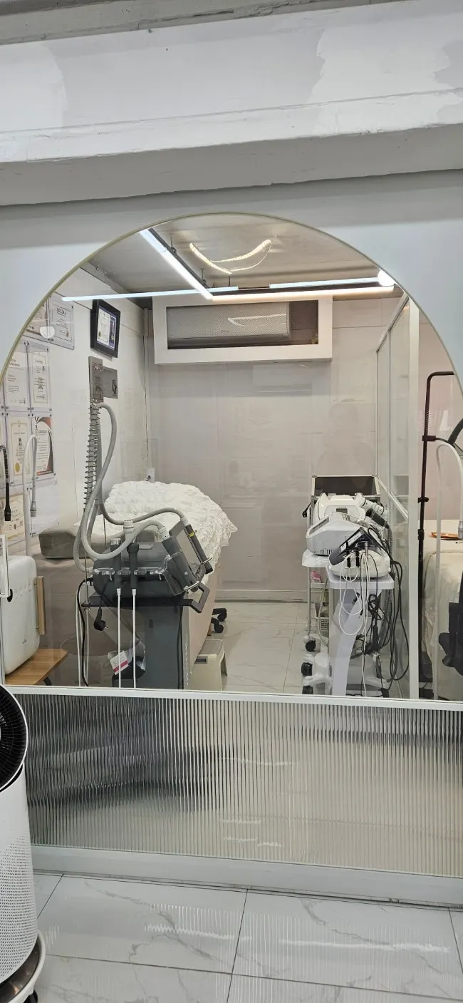 Neatly arranged treatment space at Byuazeu nail salon