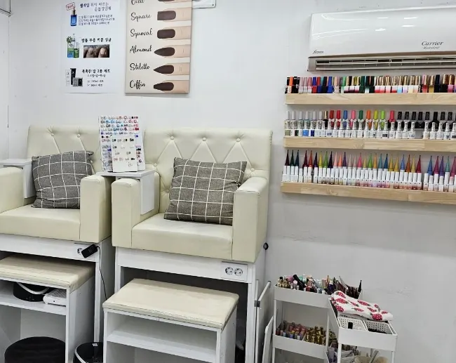 Overview of the Byuazeu total beauty salon waiting seats