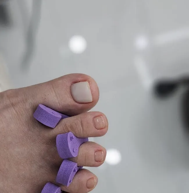 Applying the checkered art during the pedicure treatment