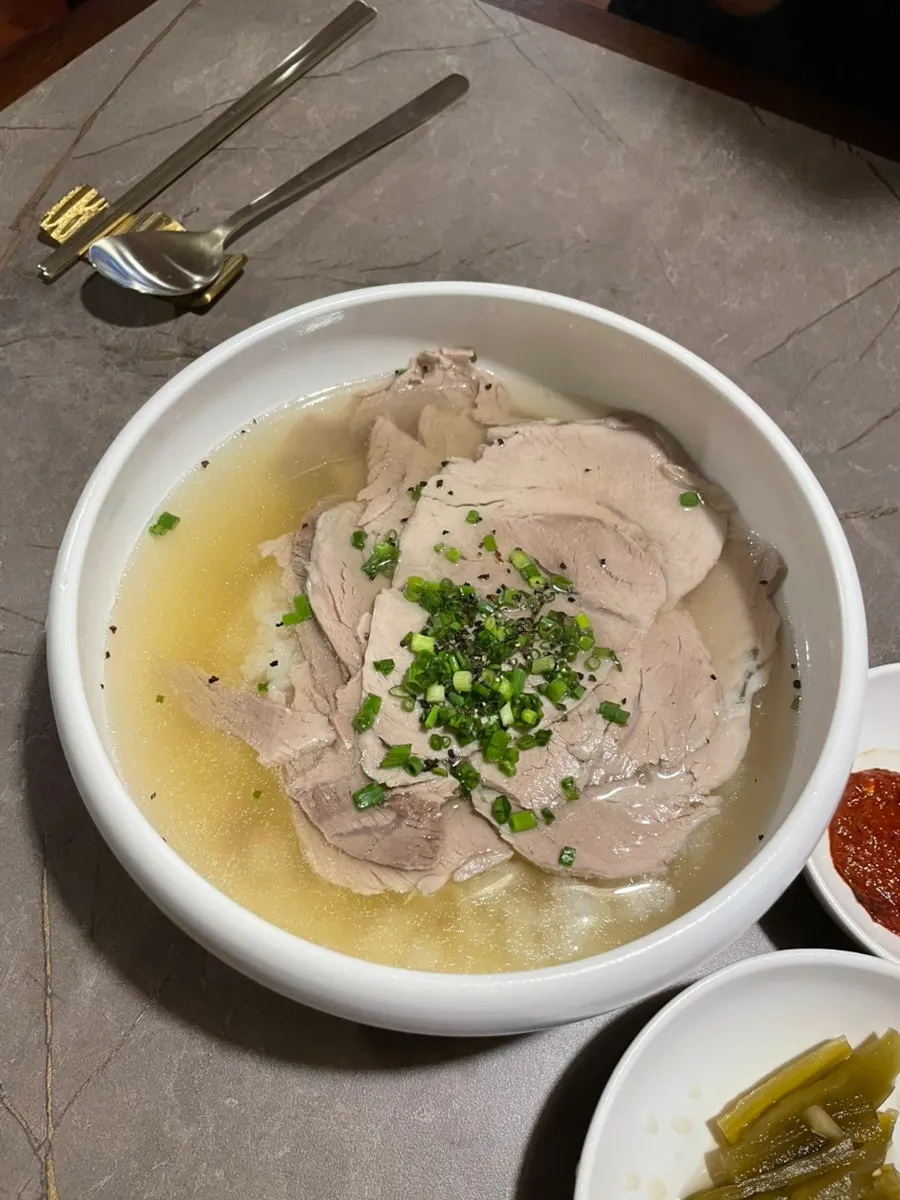 식사를 기다리는 테이블 풍경