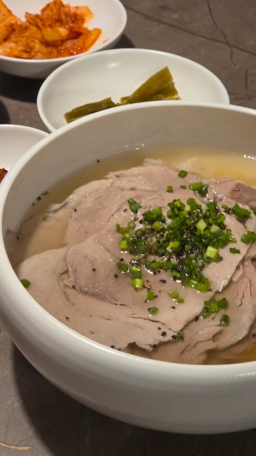 고기가 푸짐하게 담긴 곰탕