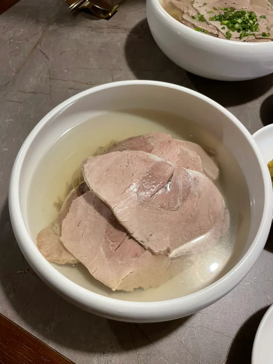 후추 향이 나는 안옥 곰탕