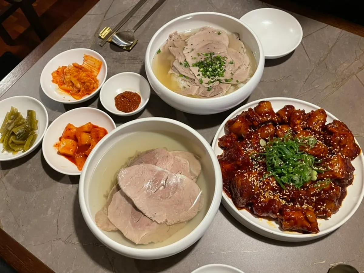 매콤한 돼지꼬리찜 한 접시