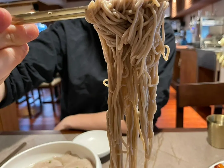 평양냉면과 돼지꼬리찜 상차림