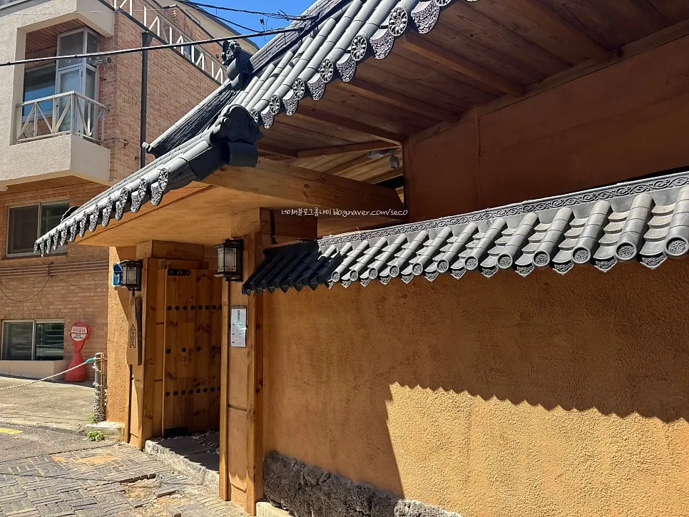 Exterior de Anok que anuncia la visita al restaurante