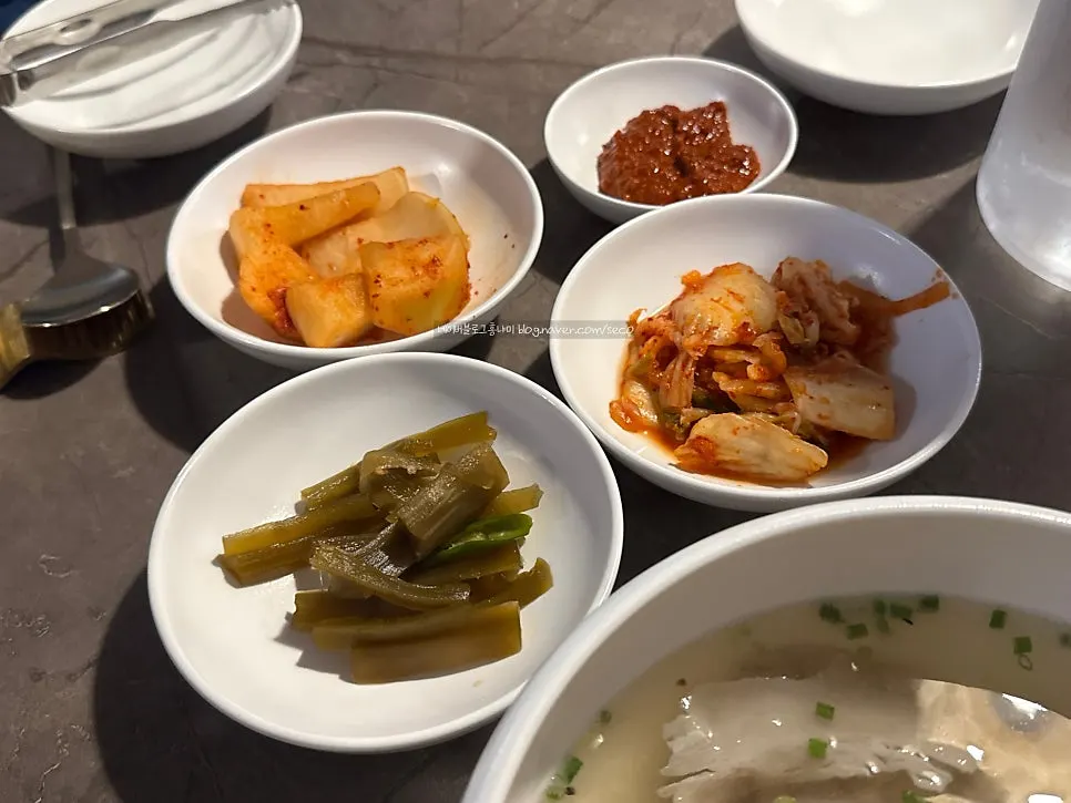 Menú de Anok con gomtang y naengmyeon de Pyongyang