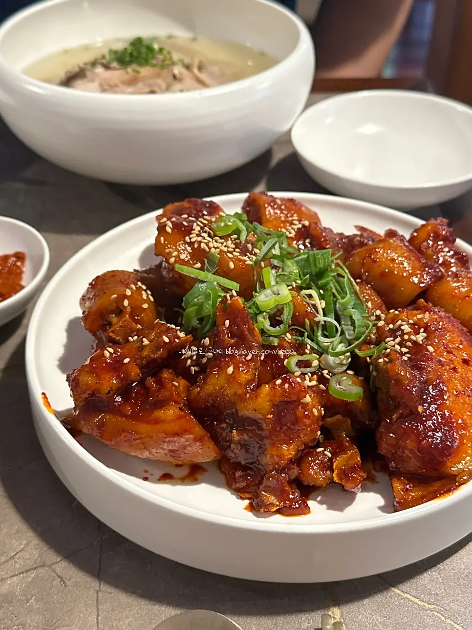Un plato de rabo de cerdo braseado de Anok