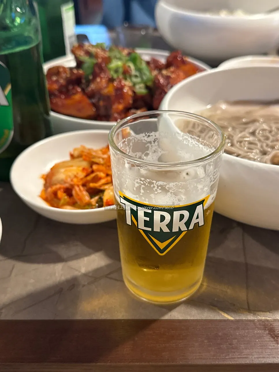Textura melosa del rabo de cerdo braseado