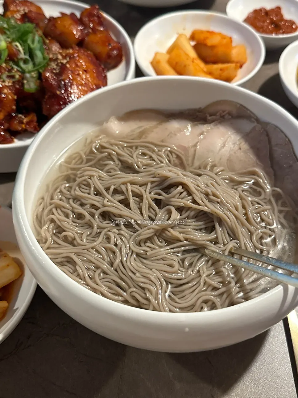 Un cuenco de naengmyeon de Pyongyang en caldo de Anok