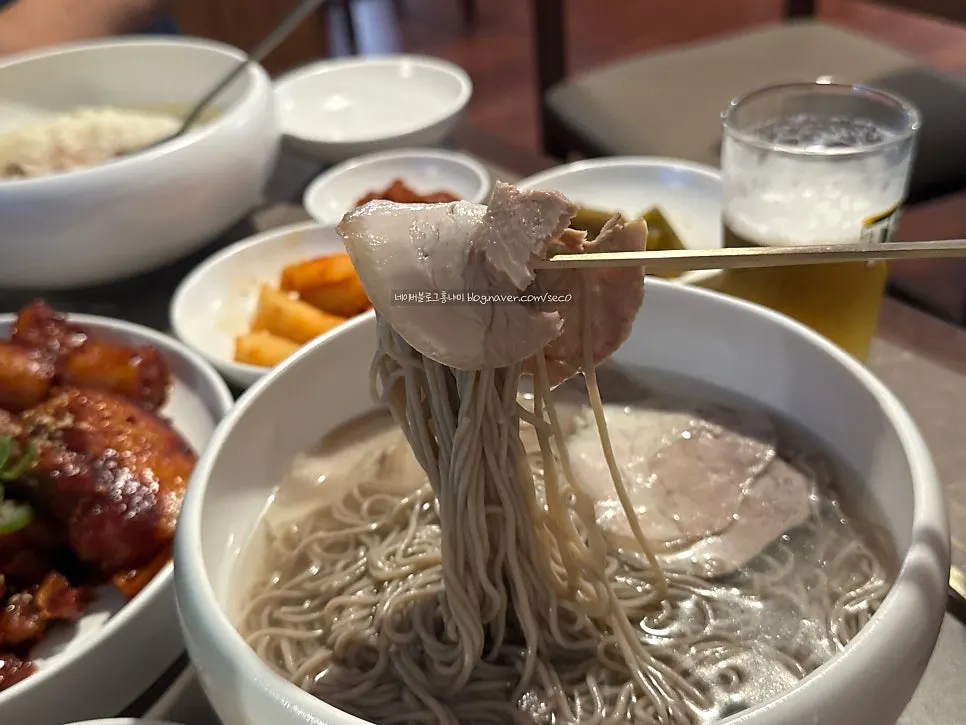 Naengmyeon de Pyongyang con abundante carne
