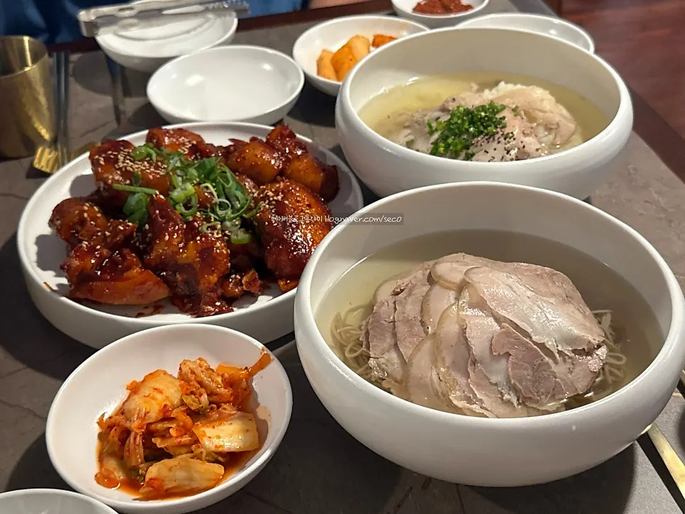 Naengmyeon de Pyongyang en caldo con fideos de trigo sarraceno y carne prensada