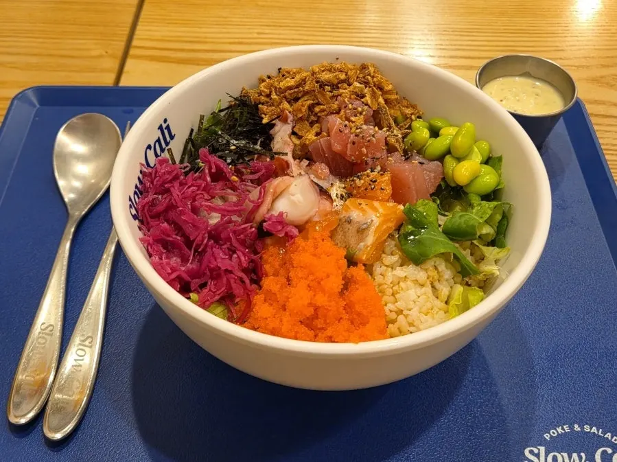 연어 참치 문어가 올라간 올인원포케 한 그릇