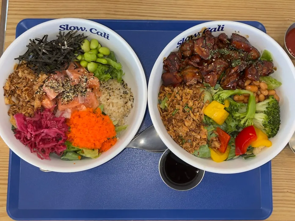 Black pepper chicken bowl and its toppings