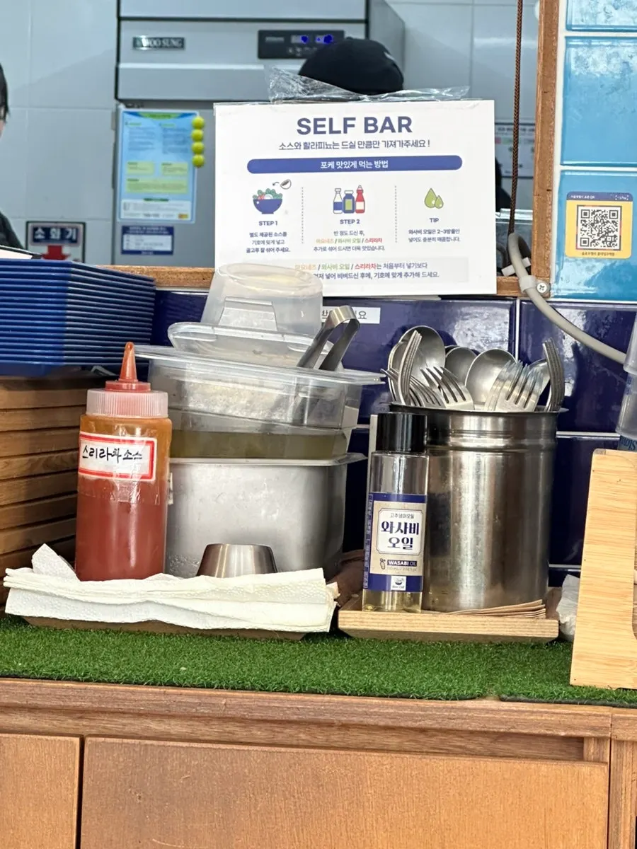 Water dispenser and utensil self-serve corner