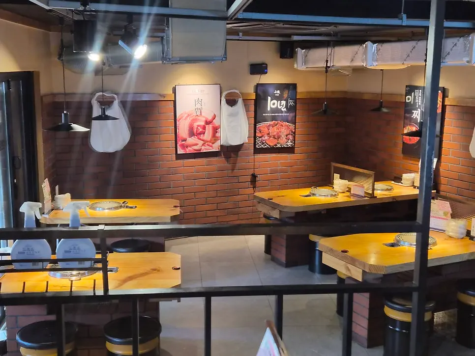 Seating extending toward the back with hoods at each table