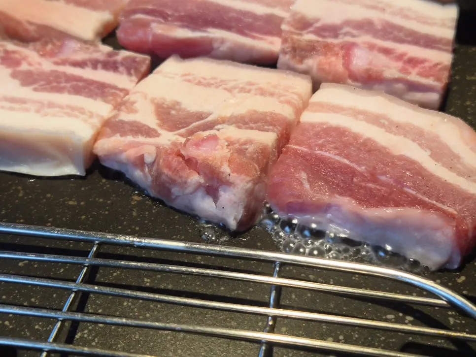Salted ogyeopsal placed on the grill