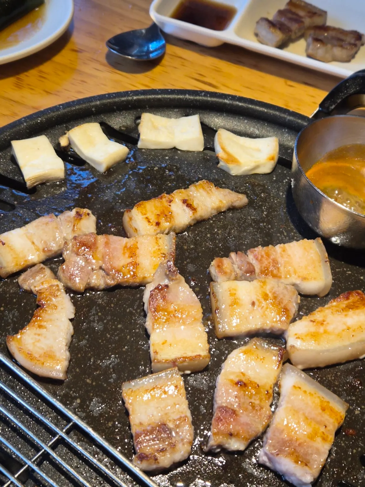 Ogyeopsal cut into bite-sized pieces with scissors