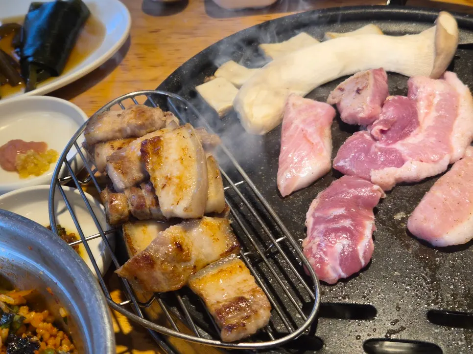 Thin dwitgogi cooking on the grill