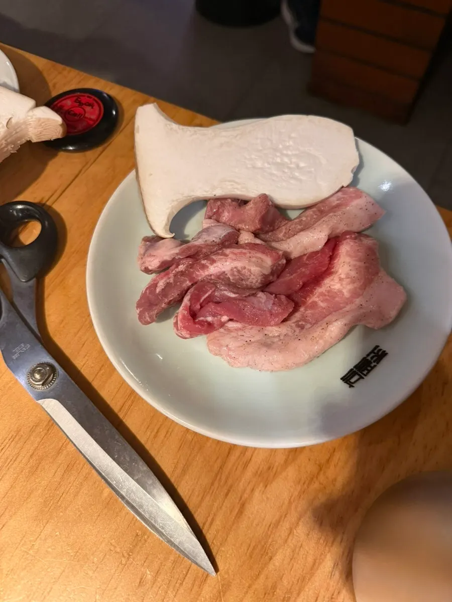 Ogyeopsal trimmed to an even thickness