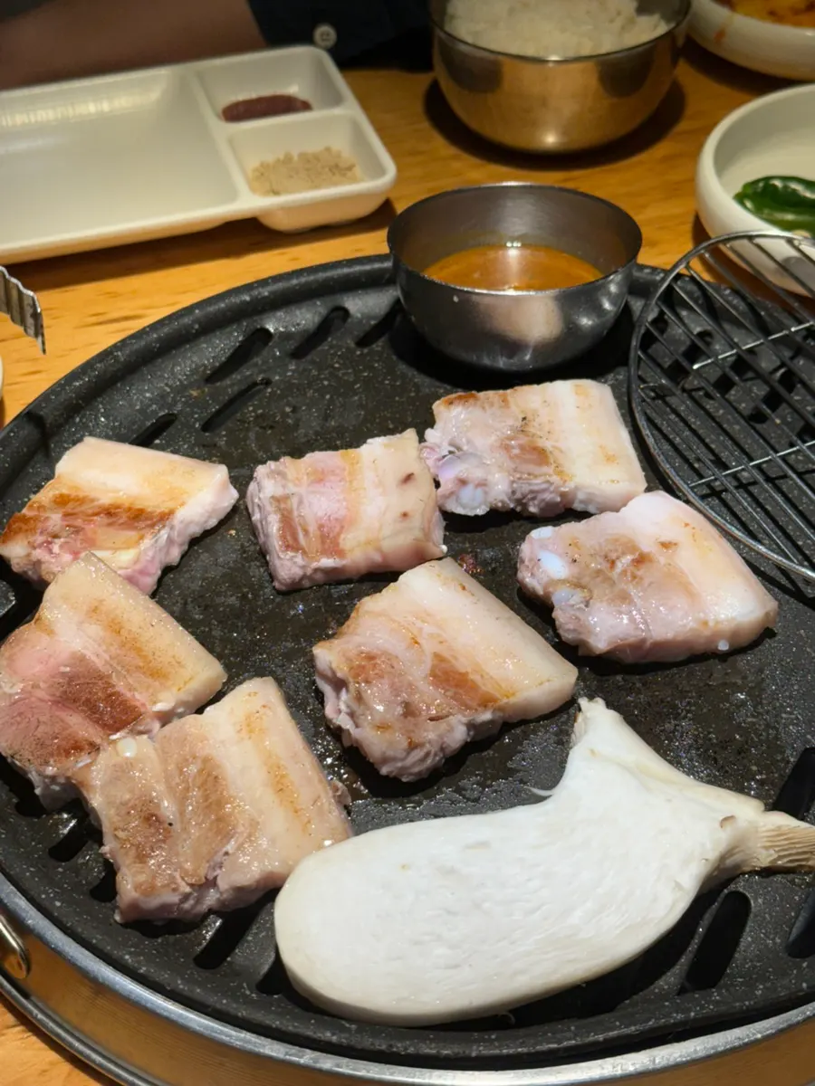 Ogyeopsal dipped in salt and sides
