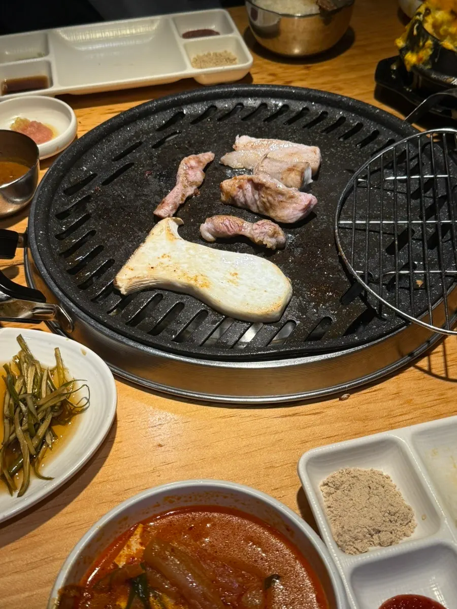 Ogyeopsal and pork skirt grilling together
