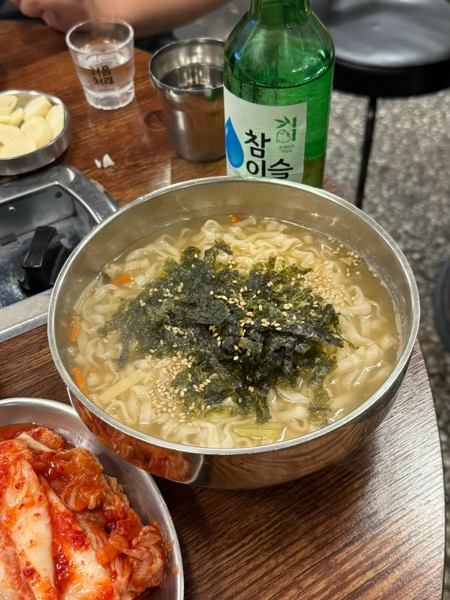 파김치와 밥을 곁들인 삼겹살 관련 사진