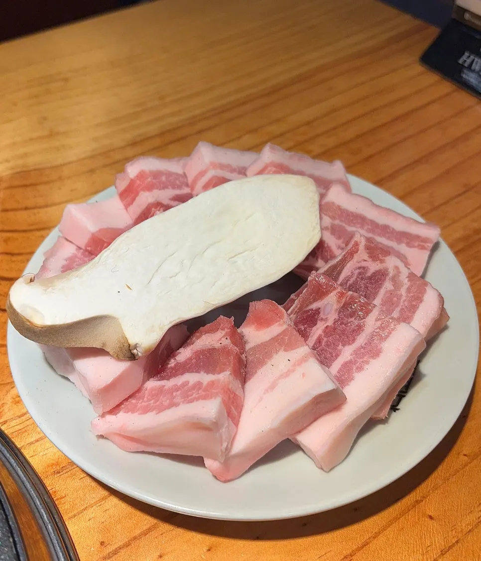 고기 메뉴 가격이 적힌 메뉴판 일부