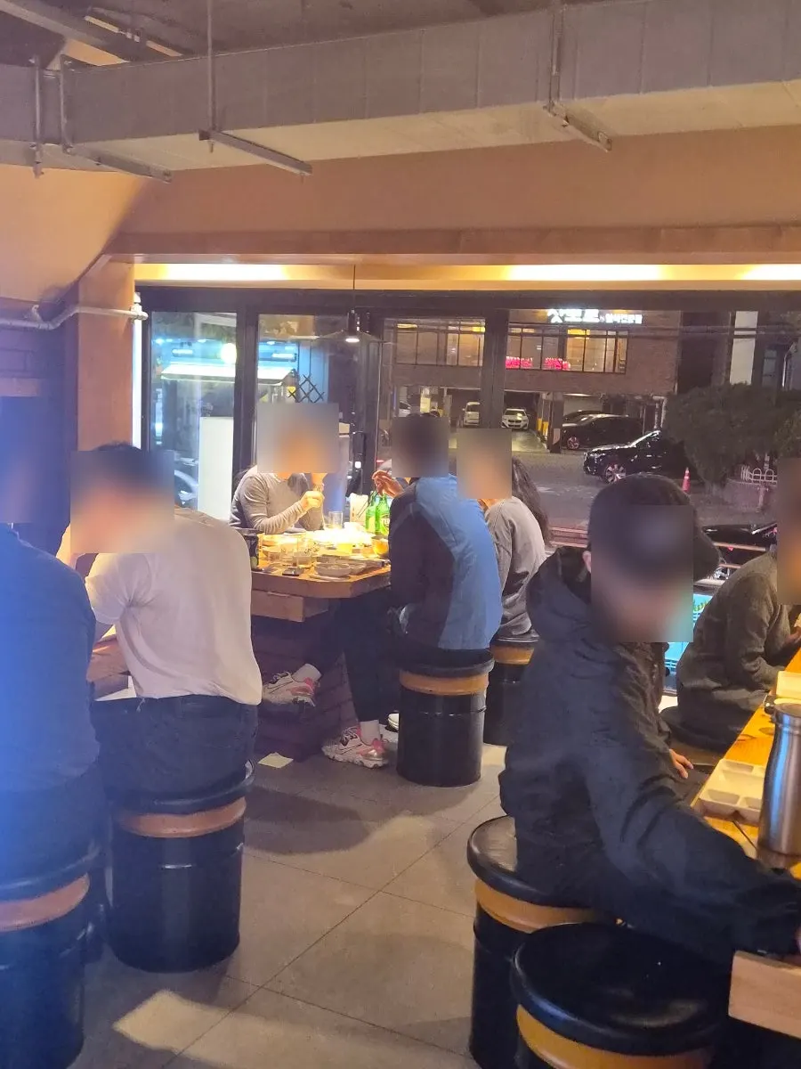 평일 저녁 손님으로 붐비는 초필살돼지구이 홍대점 매장
