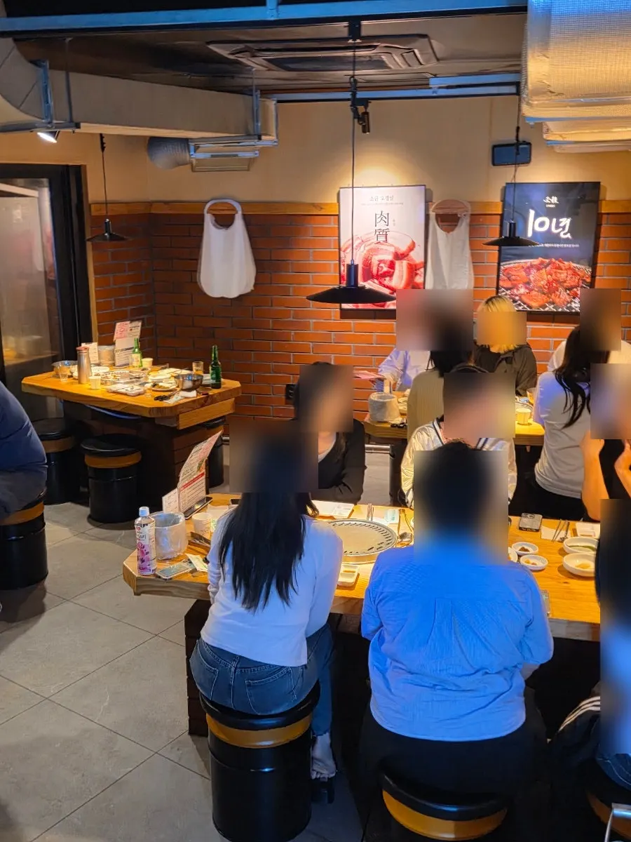 넓고 깔끔한 초필살돼지구이 홍대점 내부