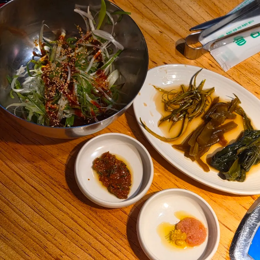 백김치와 깻잎쌈무 등 곁들임 반찬