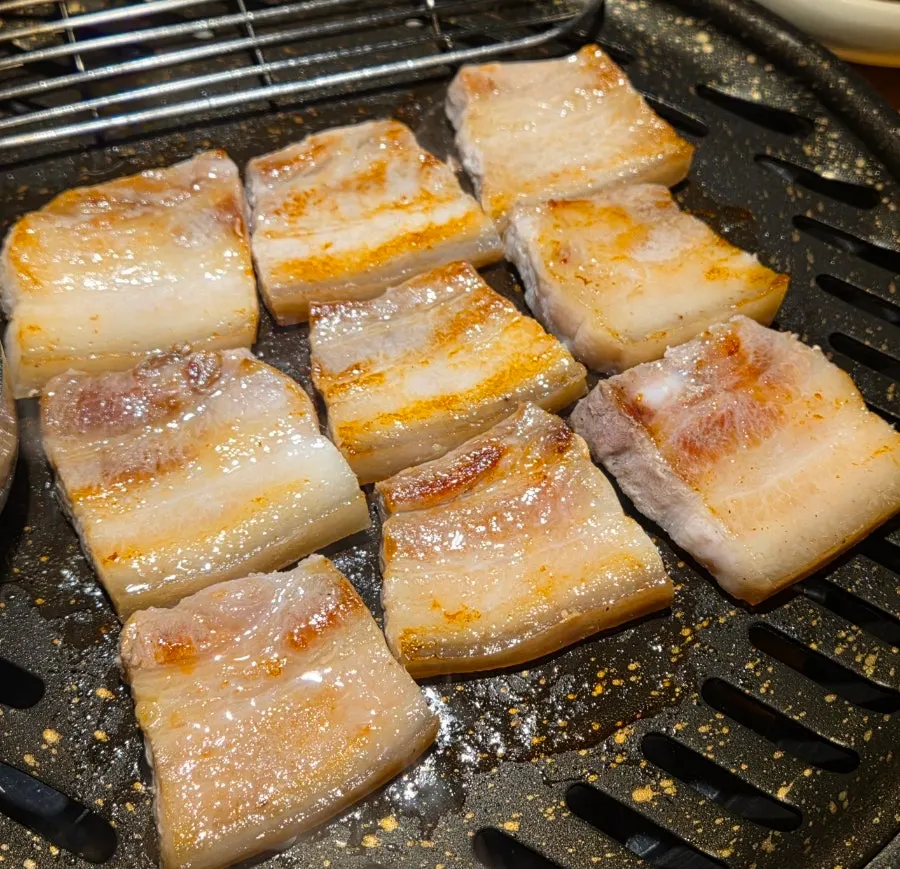 겉이 바삭하게 익은 오겹살 구이