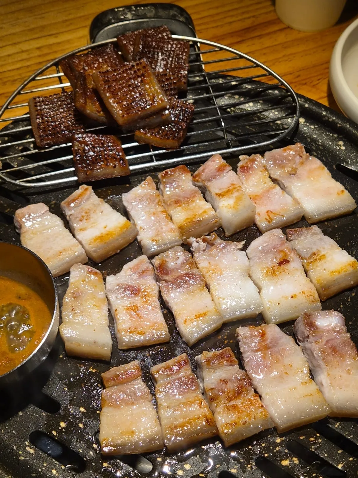 다 구워진 소금오겹살 한 점 클로즈업