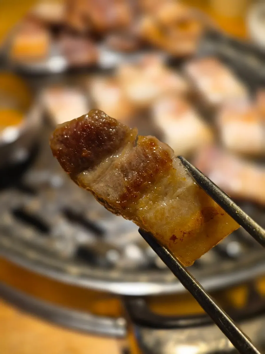멜젓에 찍어 먹는 소금오겹살