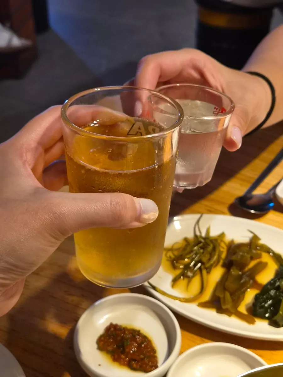 갓 구운 돼지고기와 테라 맥주 한 잔