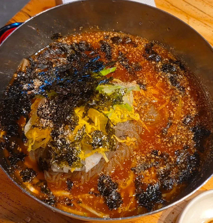 새콤매콤한 초필살섞기냉면 한 그릇