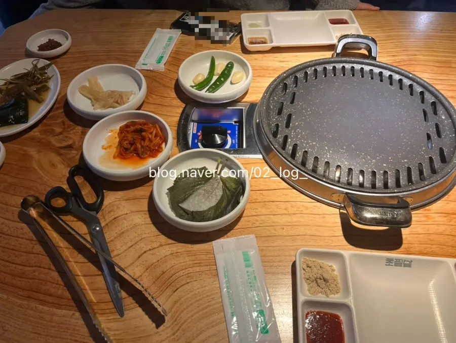 초필살돼지구이 홍대점 자리에 세팅된 기본반찬 상차림
