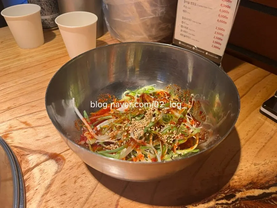 테이블마다 놓인 아크릴판 메뉴