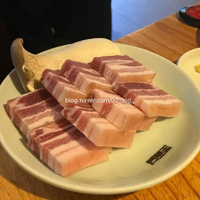 매콤소스와 인절미콩가루가 담긴 소스 접시