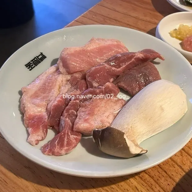 껍데기에 곁들이는 인절미콩가루 소스