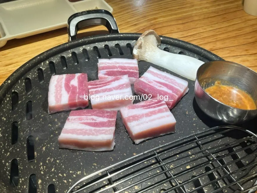 먼저 주문한 오겹살과 뒷고기 생고기 접시