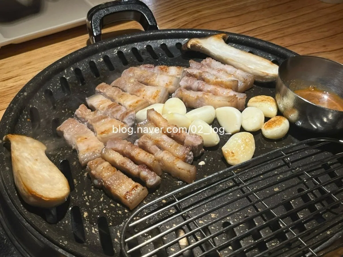 불판에 올린 오겹살과 버섯