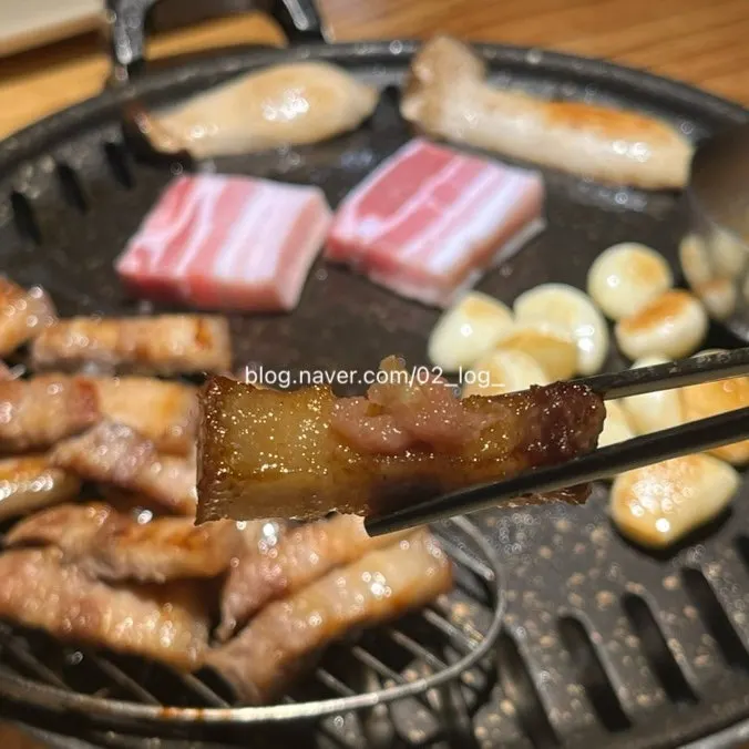 고기 사이에 껴넣어 구운 마늘과 새송이버섯