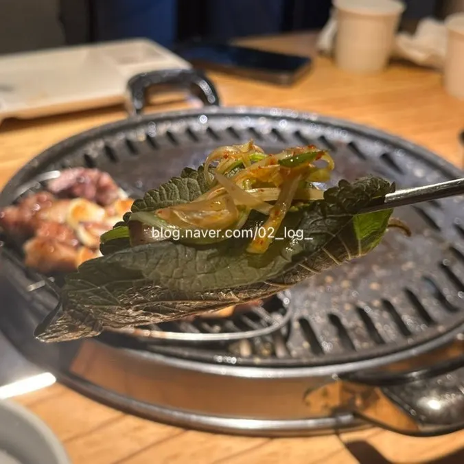 명란과 명이나물을 곁들인 오겹살 한 점
