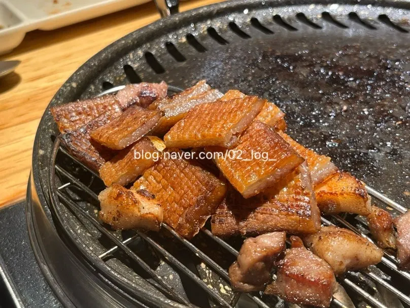 다 구워져 나온 껍데기를 불판에 올린 모습