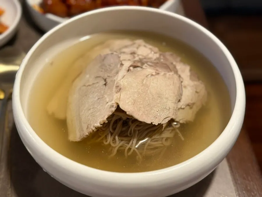Pork gomtang with clear broth