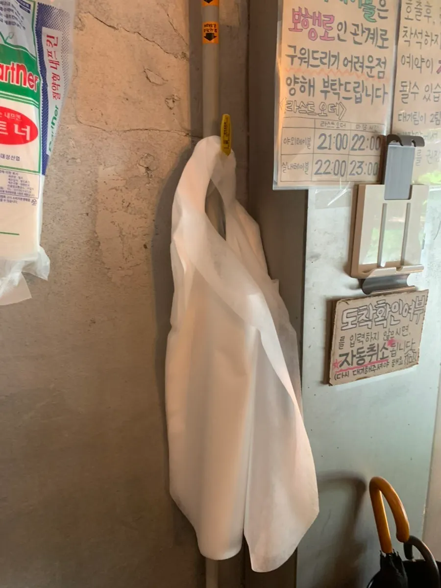 Outdoor tables and aprons by the entrance